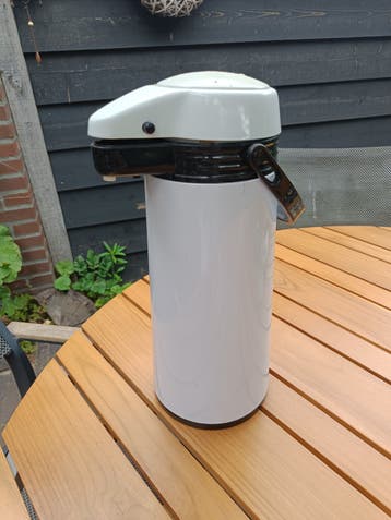 Gebruikte witte thermoskan met pompfunctie GRATIS