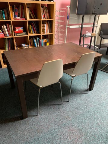 GRATIS Stevige houten eettafel met 2 stoelen