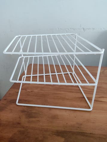 Handig bordenrek voor extra ruimte in de kast