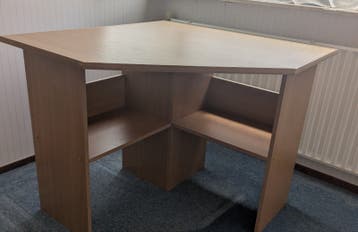 Praktisch hoekbureau met opbergruimte