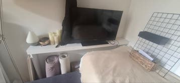 Wit houten omzet bij tweepersoonsbed
