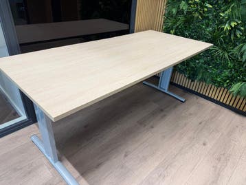 GRATIS: Verstelbaar bureau 200x90