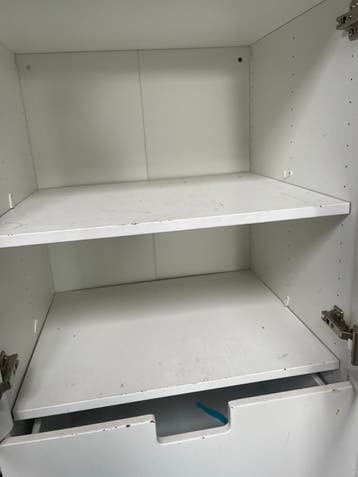 Witte kast met lades en planken
