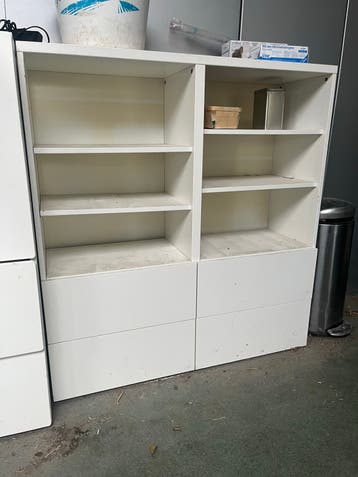 Witte boekenkast met lades en planken