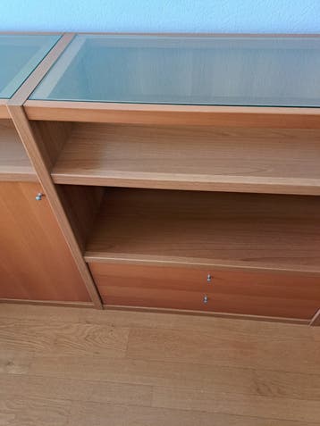 Houten wandmeubel met glazen platen en lades