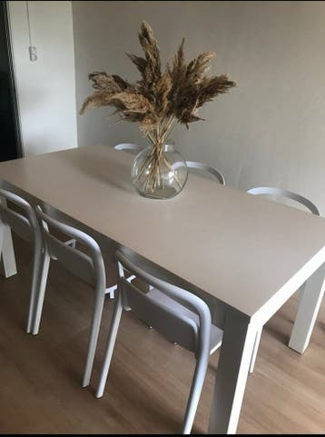 Wit houten eettafel