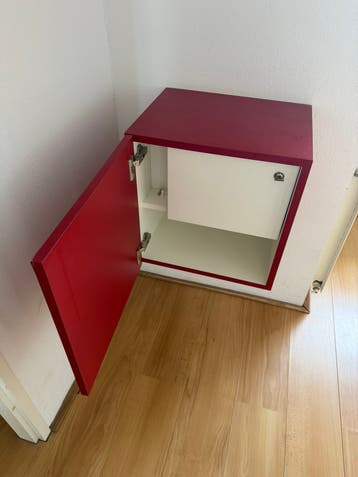 Gratis rode wandkastjes (2 stuks) - Modern en compact