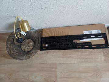 GRATIS af te halen TV steun tot 55 inch en zwarte hanglamp