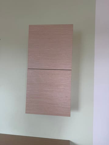Gratis wandkastje met twee deuren en planken