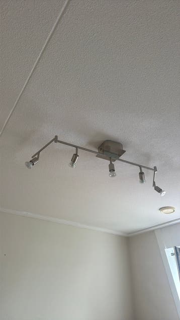 Gratis moderne plafondspot met 5 verstelbare lampen