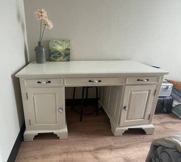 Massief houten bureau - Meubelstuk met karakter
