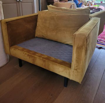 Okergeel fauteuil zonder zitkussen