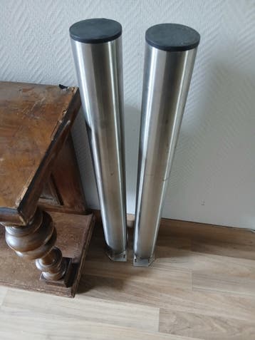 2 poten.. (oud ijzer of nog als tafel poten te gebruiken)