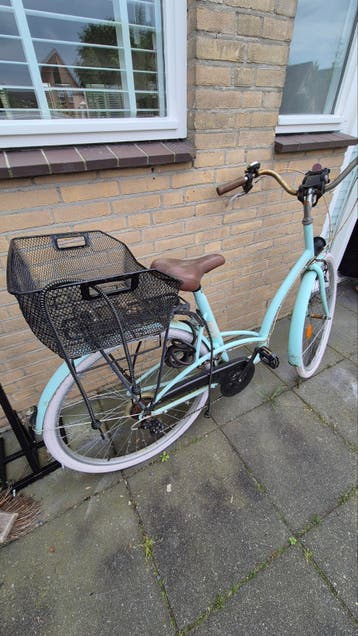 Gratis Lichtblauwe damesfiets met mandje