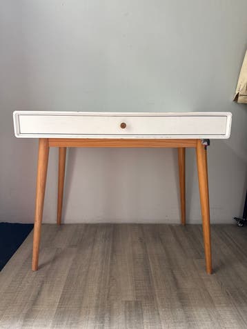 Wit bureau met lade en houten poten