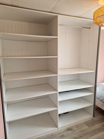 Witte kledingkast met planken en hangruimte