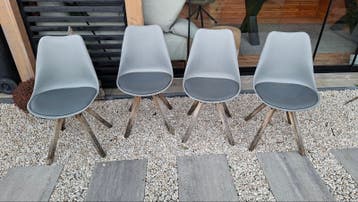 Gratis 4 eetkamer stoelen met zachte zitting
