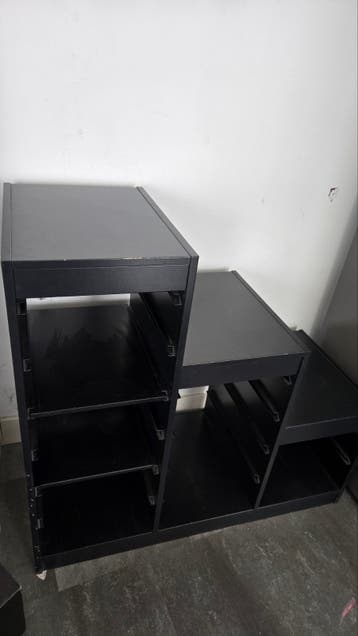 Zwarte gebruikte kast met meerdere vakken