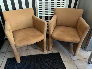 Gratis Twee bruine stoelen