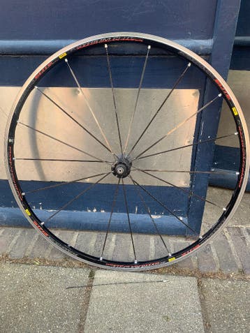 Mavic Ksyrium Elite voorwiel - zwaar beschadigd.