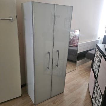 Hangkast en radiator