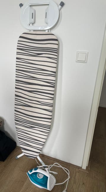 Strijkplank met strijkijzer - Zo goed als nieuw