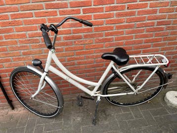 Cortina Damesfiets - Wit, Lage Instap slag in het wiel