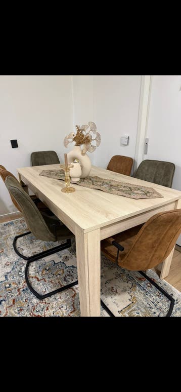 Eetkamer stoelen + tafels