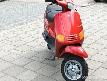 piaggio zip mooie rode kleur