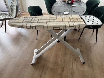 Strijkplank met strijkijzerhouder - Gebruikt
