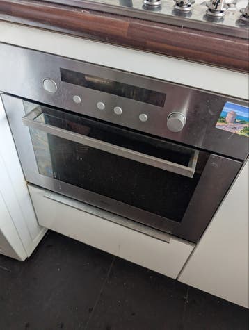 Koelkasten magnetron en inbouw oven.