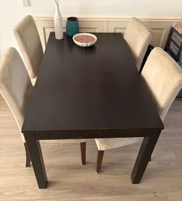 Uitschuifbare eettafel met 4 stoelen