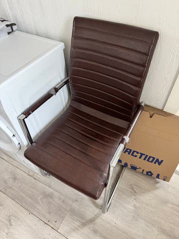 4 stoelen gratis af te halen