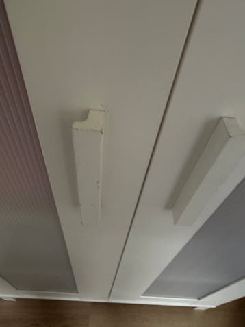Witte kast met deuren en planken