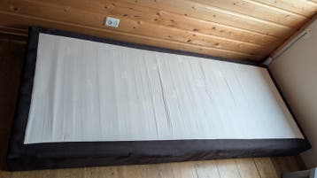 Gratis : 2x Boxspring 90x220 cm met poten en matrassen