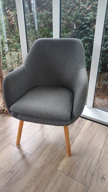 Comfortabele grijze fauteuil met houten poten GRATIS