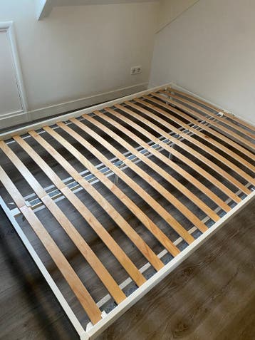 Queen-size bed-frame (Bedbodem)
