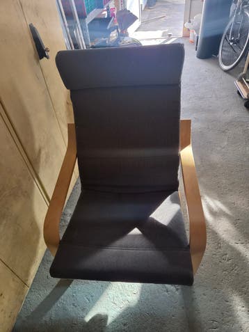 IKEA Poäng fauteuil met donkergrijze kussens