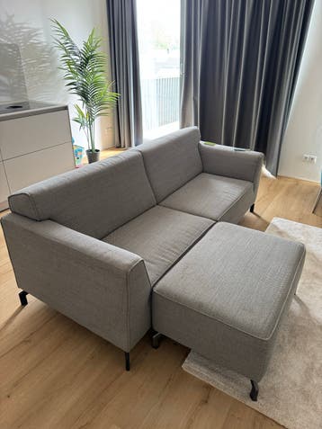Moderne grijze bank met chaise longue