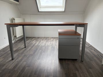 GRATIS Verstelbaar bureau met ladekast