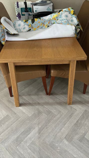 Eethoek uitrek tafel met 4 leren stoelen gratis ophalen