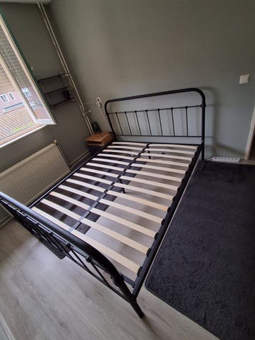 Zwart metalen tweepersoonsbed met lattenbodem