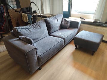Ruime blauwe bank met hocker GRATIS