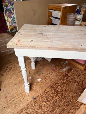Robuuste houten tafel met wit onderstel
