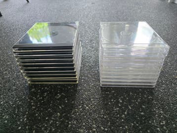 20 cd-doosjes: 10 transparant, 10 met zwarte inleg
