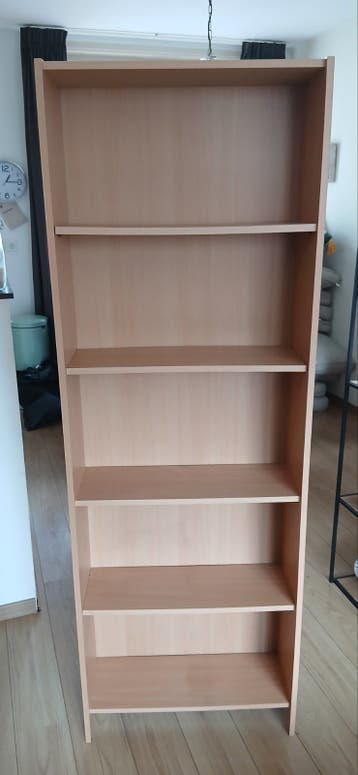 2 boekenkasten fineer houtpatroon gratis op te halen