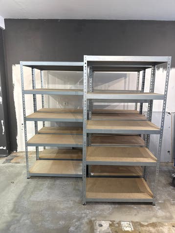 Stevige metalen stellingkast met houten planken