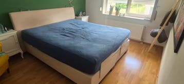 Tweepersoonsbed met hoofdbord en verlichting