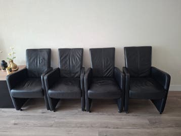 Gratis 4 eetkamer stoelen van leer.