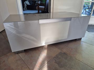 Moderne TV-kast met glazen bovenblad